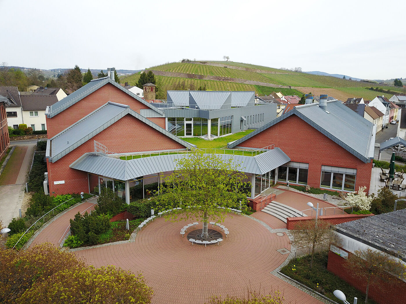 Die Bibliothek befindet sich im Campus-Gebäude