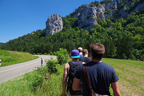 Eine Gruppe Studierender wandert entlang eines Hangs. © Hochschule Geisenheim