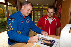 Astronaut TJ Creamer beim Unterschreiben