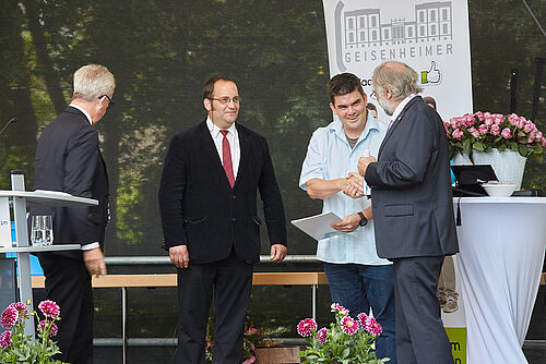 Prof. Dr. Otmar Löhnertz übergibt eine Urkunde an Martin Schnell, M.Eng. © Hochschule Geisenheim / Winfried Schönbach