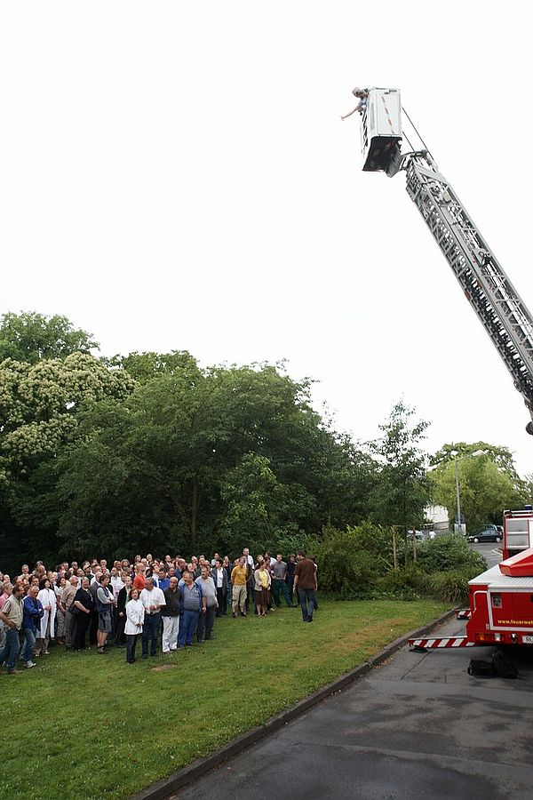 Gruppe auf der Wiese und Feuerwehrleiter