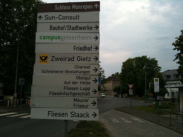 Schilder und Strasse