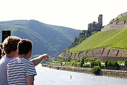 Rueckenaufnahme zweier Studenten und Landschaft