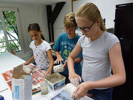 Kinder beim Arbeiten mit Gips