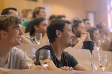 Studierende sitzen in einer Vorlesung und schauen gebannt nach vorne. Vor ihnen stehen Weingläser. © Hochschschule Geisenheim