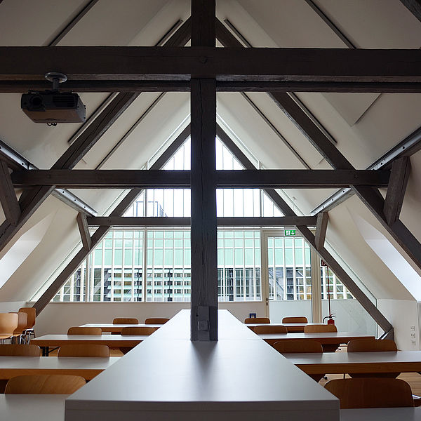 Ein charmanter kleiner Hörsaal mit Schrägen und Dachbalken. © Hochschule Geisenheim / Winfried Schönbach