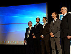 Gruppe von Männern am Bildrand auf der Bühne stehend