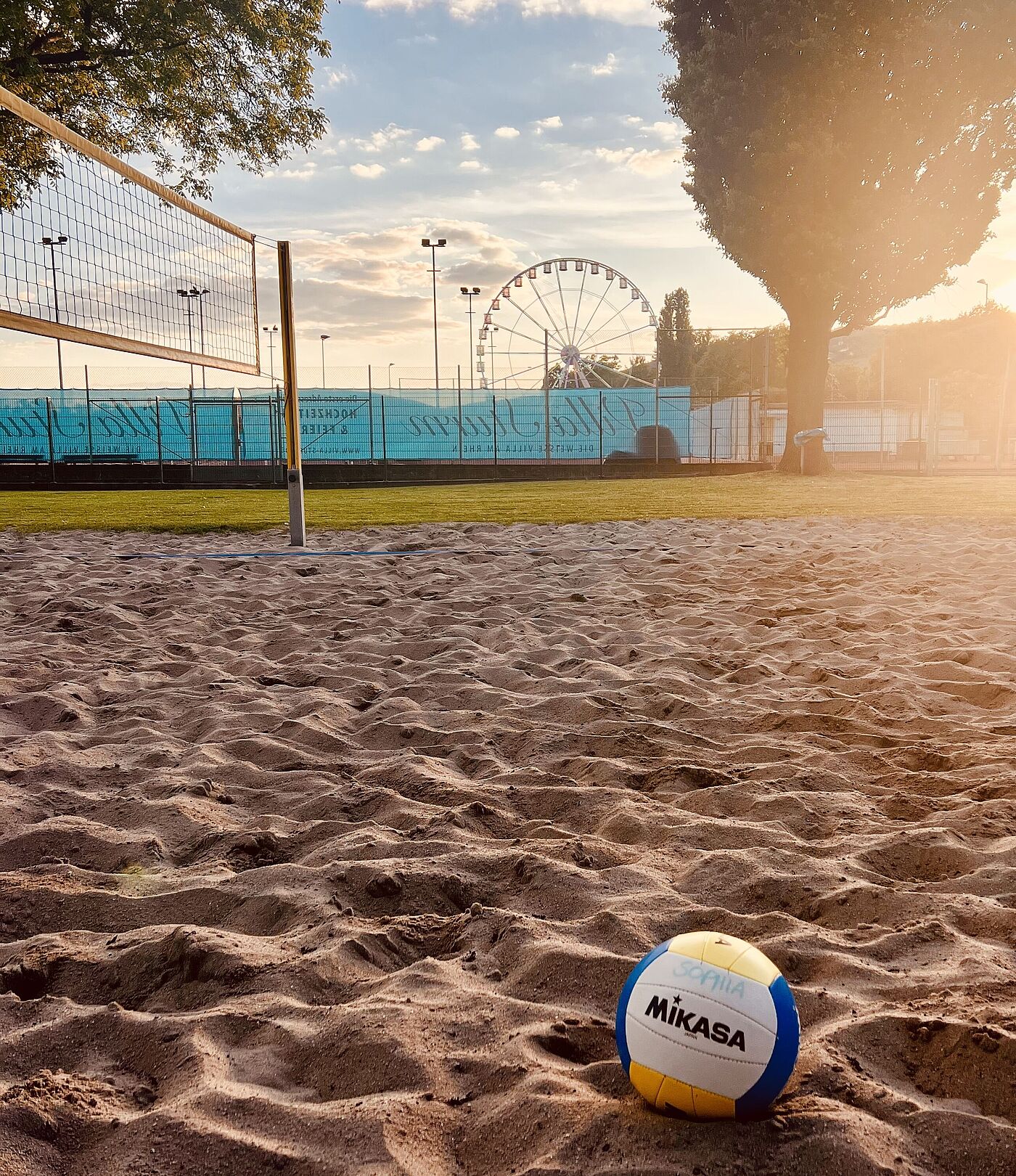 Im Sommer - Beachvolleyball im Asbach-Bad