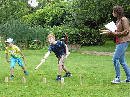 Kinder und betreuer spielen Wikingerschach