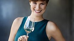 Portrait junge Frau mit Weinglas