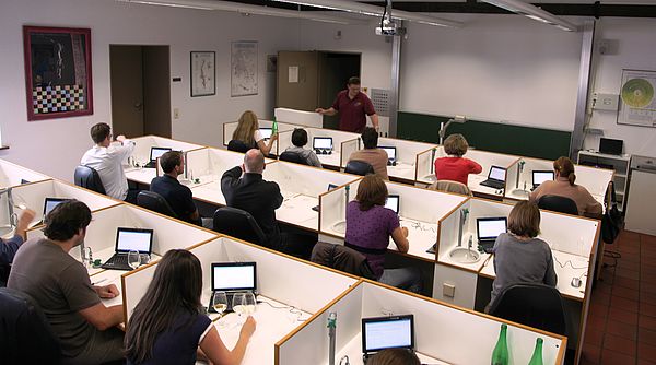 Studenten sitzen an Notebooks