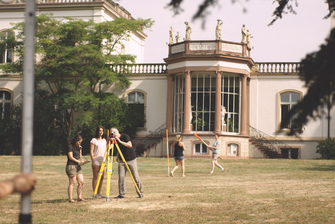 Eine Gruppe Studierender macht Vermessungsübungen in einem Park. © Hochschschule Geisenheim