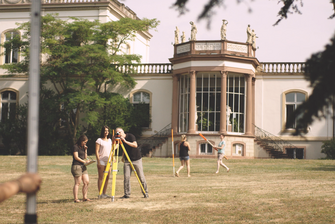 Eine Gruppe Studierender macht Vermessungsübungen in einem Park. © Hochschschule Geisenheim