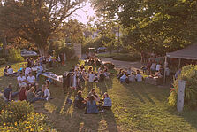 Studierende stehen und sitzen auf einer Wiese auf dem Campus der Hochschule Geisenheim. © Hochschule Geisenheim