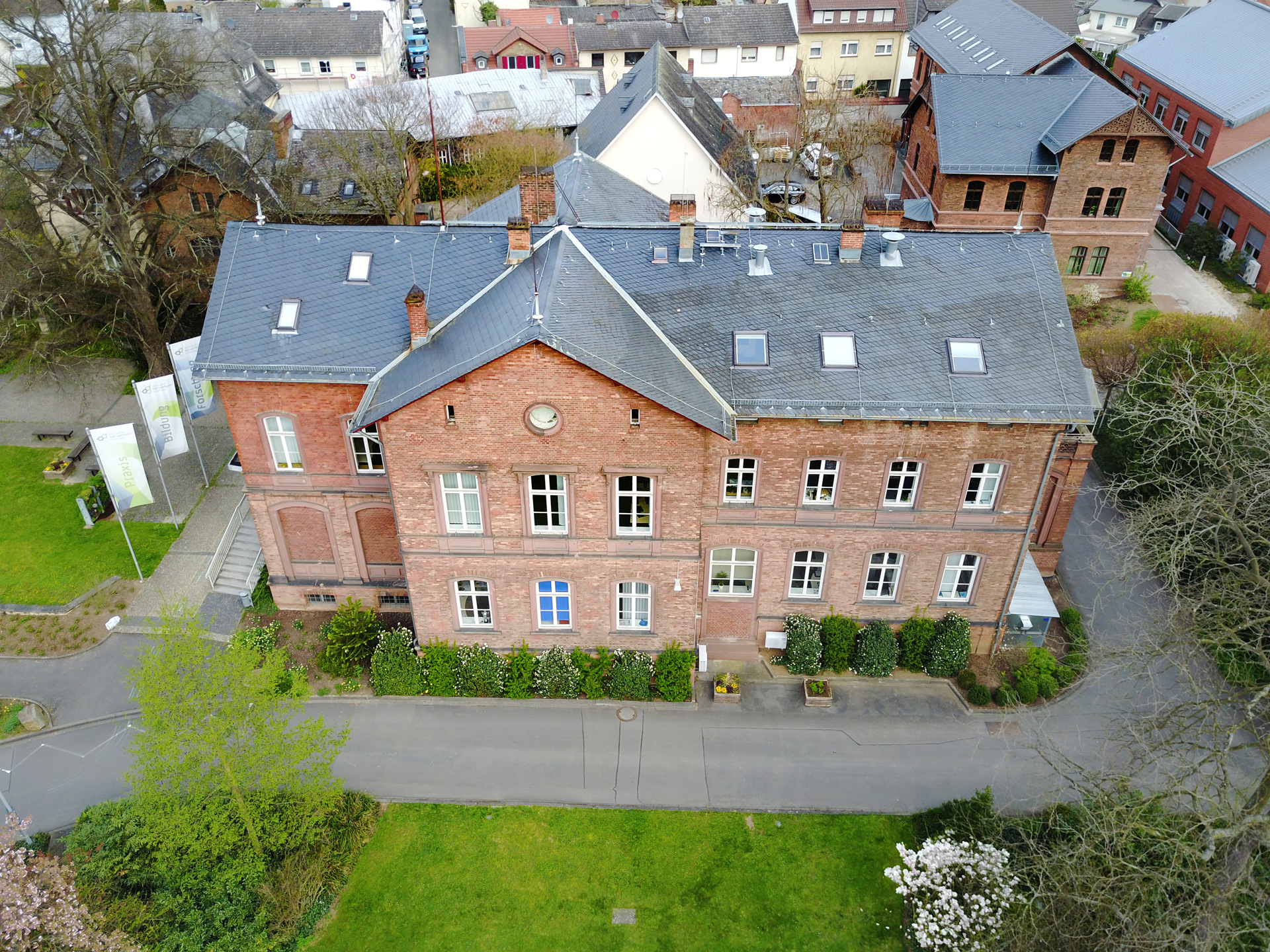 Das Gebäudeensemble auf dem grünen Campus der Hochschule Geisenheim aus der Vogelperspektive. © Winfried Schönbach