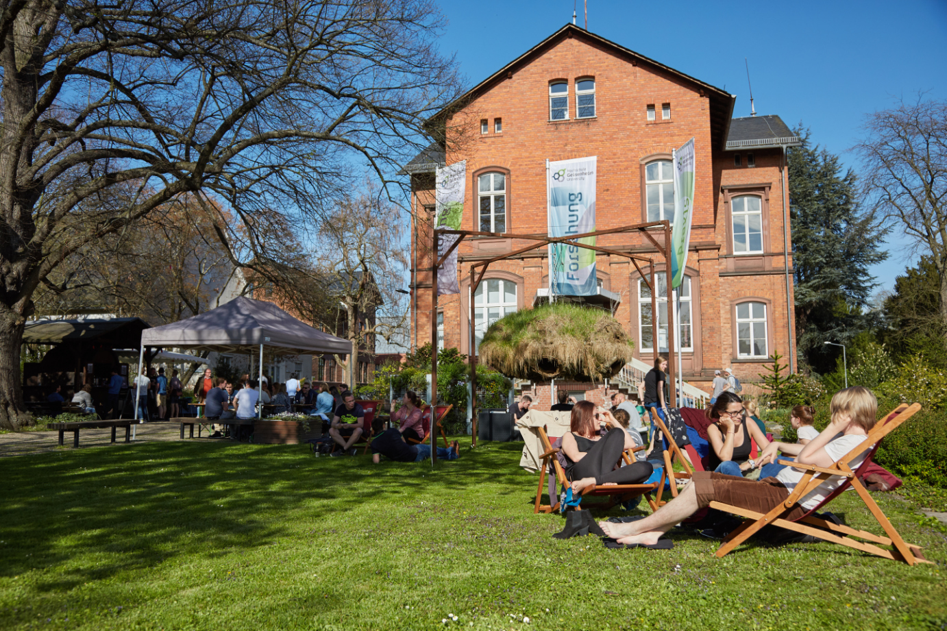 Der grüne Campus der Hochschule Geisenheim mit Studierenden. © Hochschule Geisenheim / Winfried Schönbach