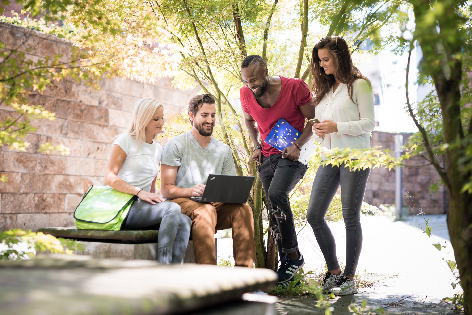 Erasmus Studierende unterhalten sich im Park